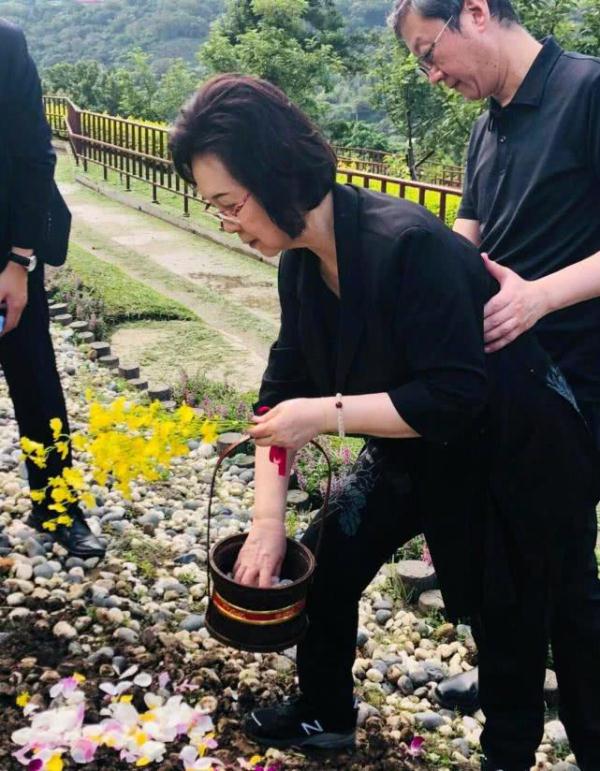 81歲瓊瑤近照曝光 氣質依舊十分優雅