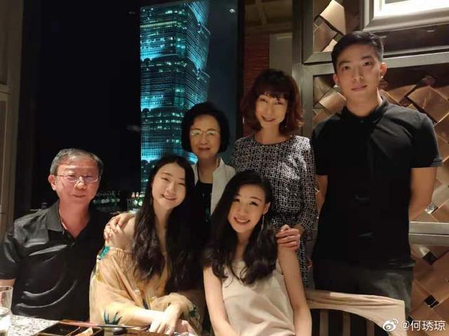 81歲瓊瑤近照曝光 狀態很好與孫女同框其樂融融