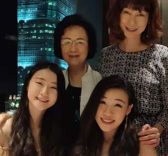 81歲瓊瑤近照曝光 狀態很好與孫女同框其樂融融