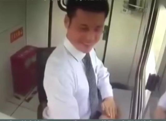 高速收費員假笑走紅 職業(yè)微笑背后式生活不易