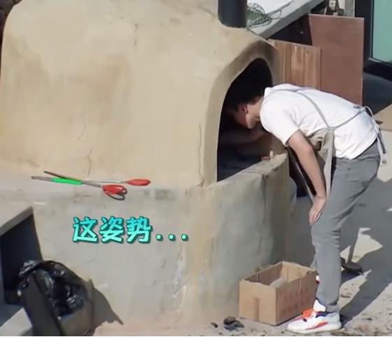 吳磊頭發燒焦了 烤雞神操作頭發不被烤焦才怪