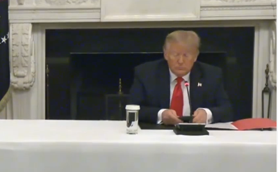 特朗普開會(huì)偷玩手機(jī)